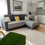 Beautiful 1 Bedroom With Mountain View