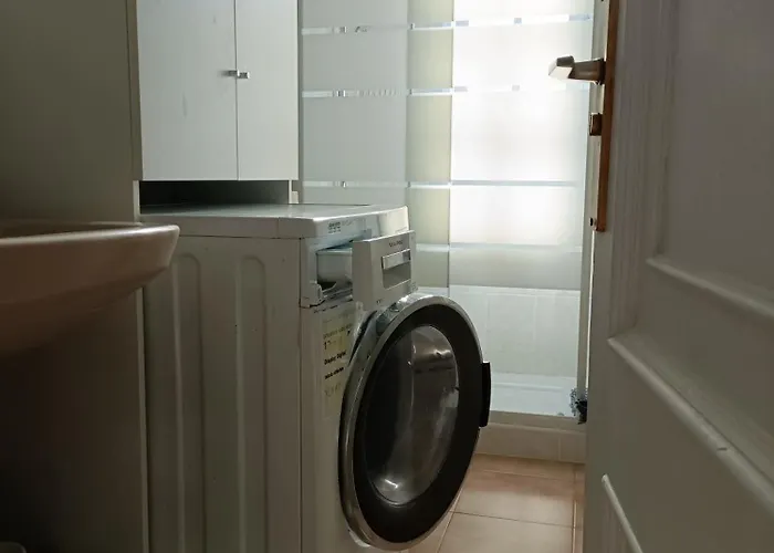 Beautiful 1 Bedroom With Mountain View *