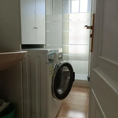 Beautiful 1 Bedroom With Mountain View *